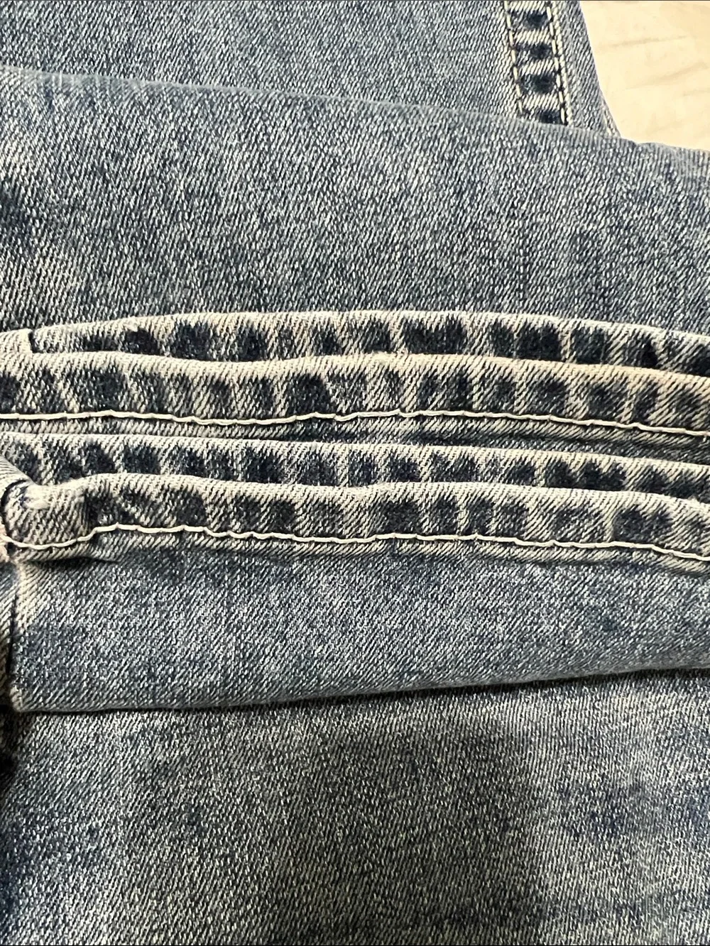 Ariat Men’s Straight Jeans in Medium Blue Wash